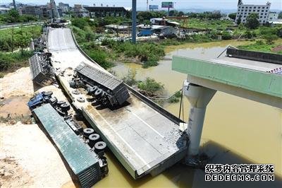 粤赣高速垮塌桥通车不足10年 官方称疑超载所致